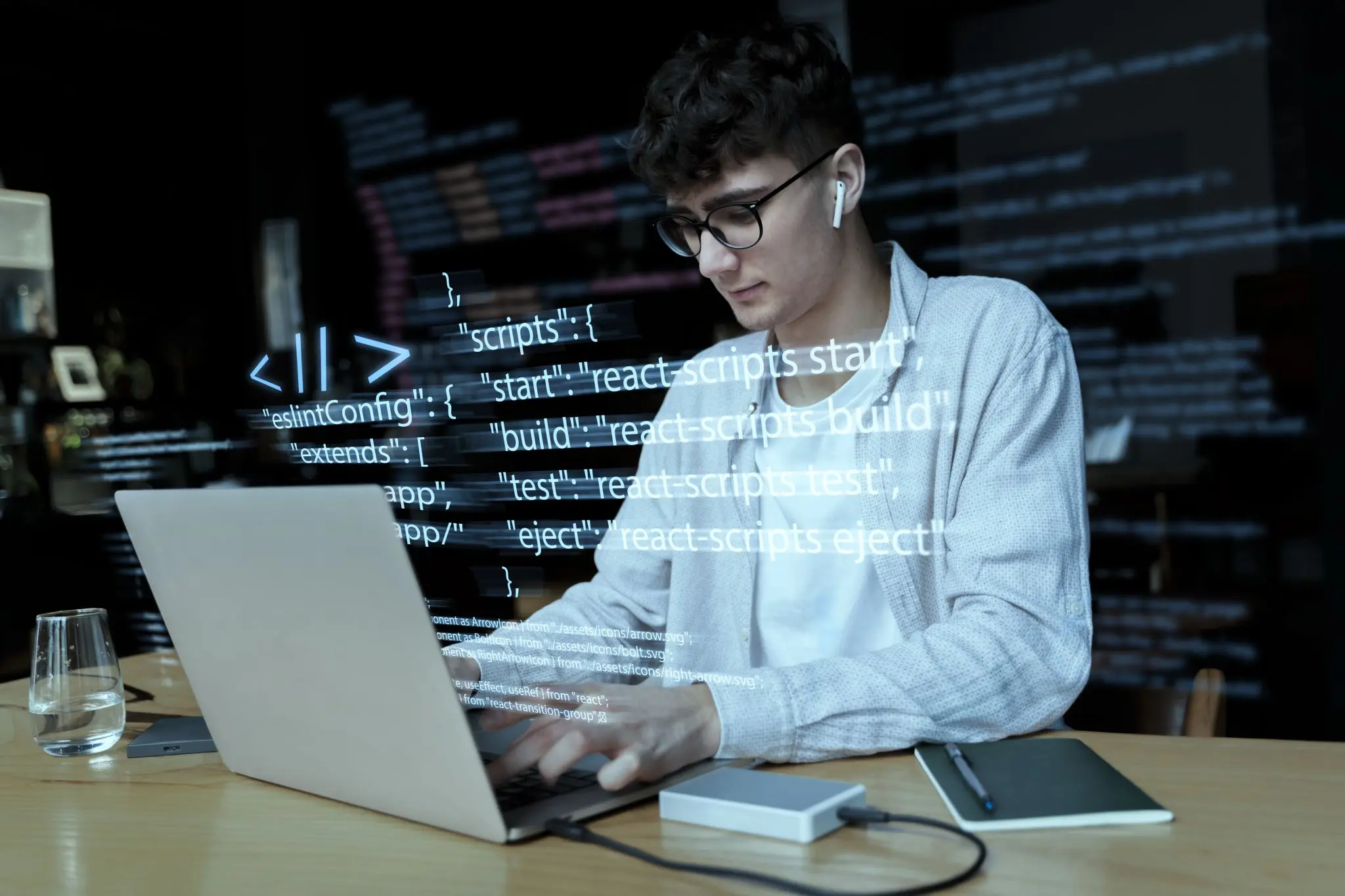 experiencia-en-programacion-con-una-persona-que-trabaja-con-codigos-en-la-computadora